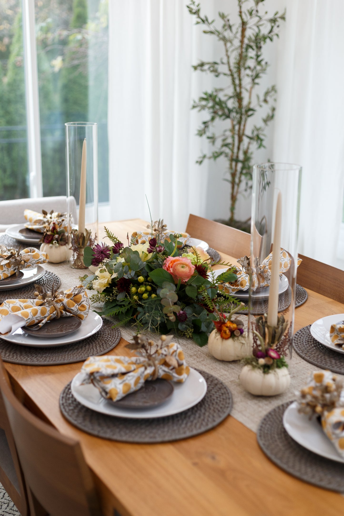 Classic Harvest: Traditional Thanksgiving Centerpiece